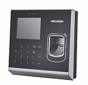 Cititor control access standalone cu cititor de amprenta Hikvision Pro Series DS-K1T201AMF, capacitate amprente: 5000, capacitate carduri Mifare: 100000, capacitate evenimente: 300000, distanta citire card: 0 la 5 cm suporta RS-485 and Wiegand (26/34), ecran LCD 2.8 inch, suporta ISUP5.0 protocol