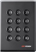 Cititor card cu tastatura Hikvision DS-K1108AMK, citeste carduri Mifare 13.56 MHz, distanta citire: ≤ 50 mm, comunicare: RS-485, Wiegand (W26, W34) si OSDP protocol, indicator LED de stare si alimentare, tamper, buzzer, alimentare 12VDC, IP65, dimensiuni: 123 mm × 88 mm × 21mm