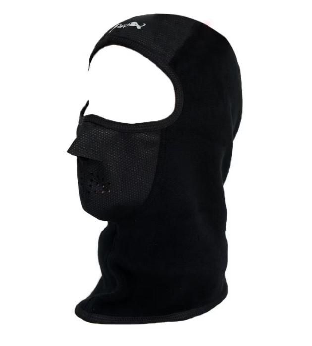 Cagula calduroasa, ce lasa pielea sa respire, perforata la gura si nas pentru a respira mai bine, culoare negru, material fleece(polar) poliester si membrana windstopper in partea din fata si frunte