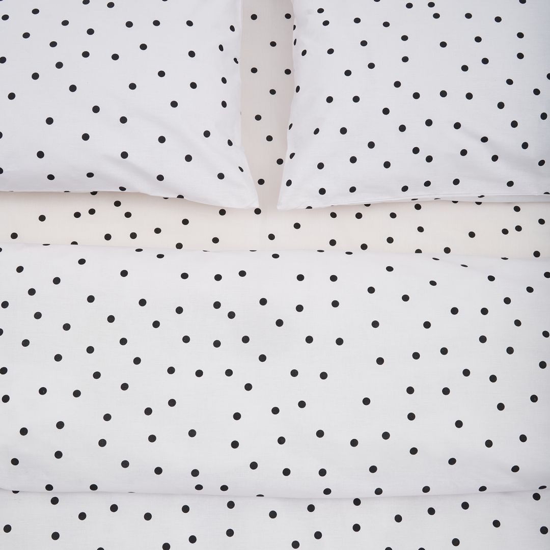  King Size Bed Set
100% cotton, density 144 TC
Set containes 2 pillow cases 50x70 cm , one flat sheet 220x240 cm and one duvet cover  200x220 cm 
Closing system : envelop for pillow and buttons for duvet cover  