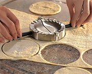 Dumpling maker RAVENNA