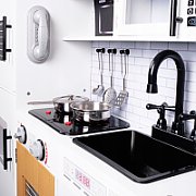 ROMIS Bornekokken i tra med tilbehor